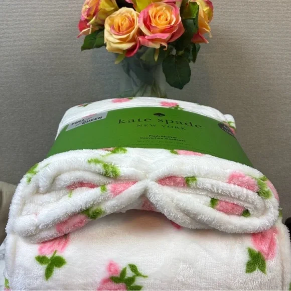 NWT Kate Spade New York Full Queen
Plush Blanket Ditsy Rose Floral Blanket - Picture 3 of 8